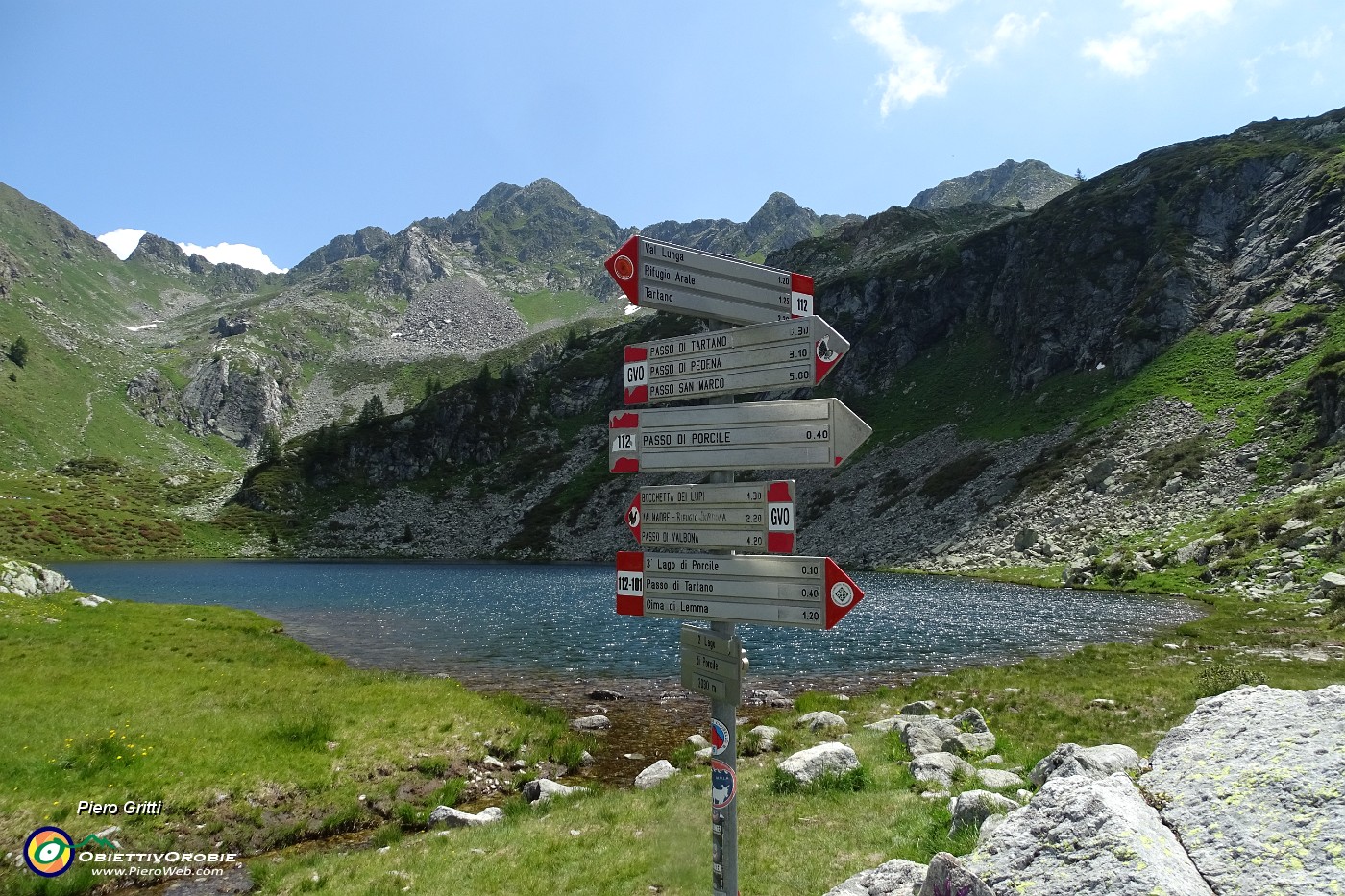 45 Incrocio di sentieri al Lago Grande , io prendo il sent. GVO 112 per il Passo di Tartano.JPG